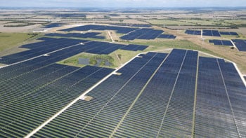 Investissements records dans les infrastructures renouvelables : accélération mondiale des investissements dans le solaire, l’éolien offshore et les réseaux intelligents